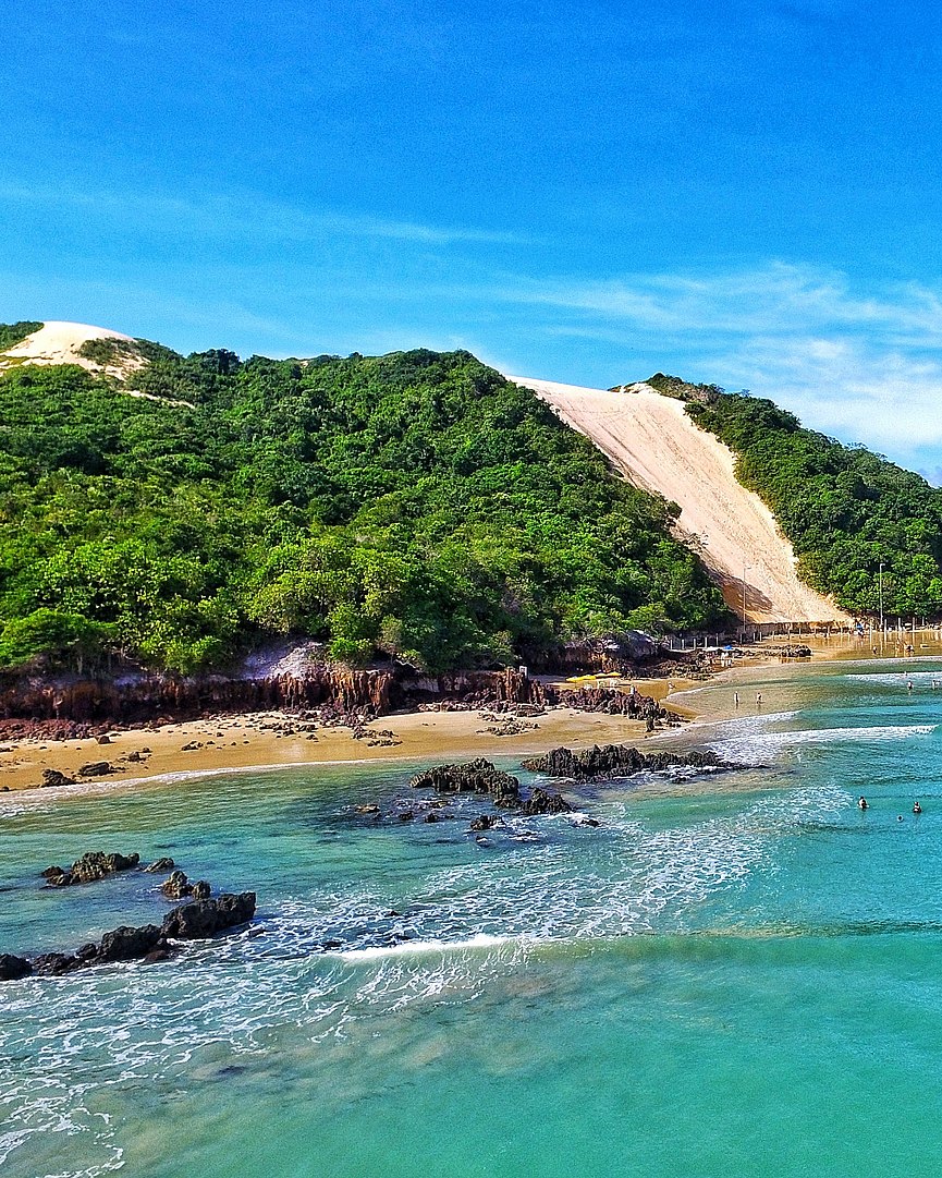 Morro do Careca is a dune of approximately 107 meters located at the southern end of Ponta Negra Beach. It is one of the main natural patrimonies of the city.