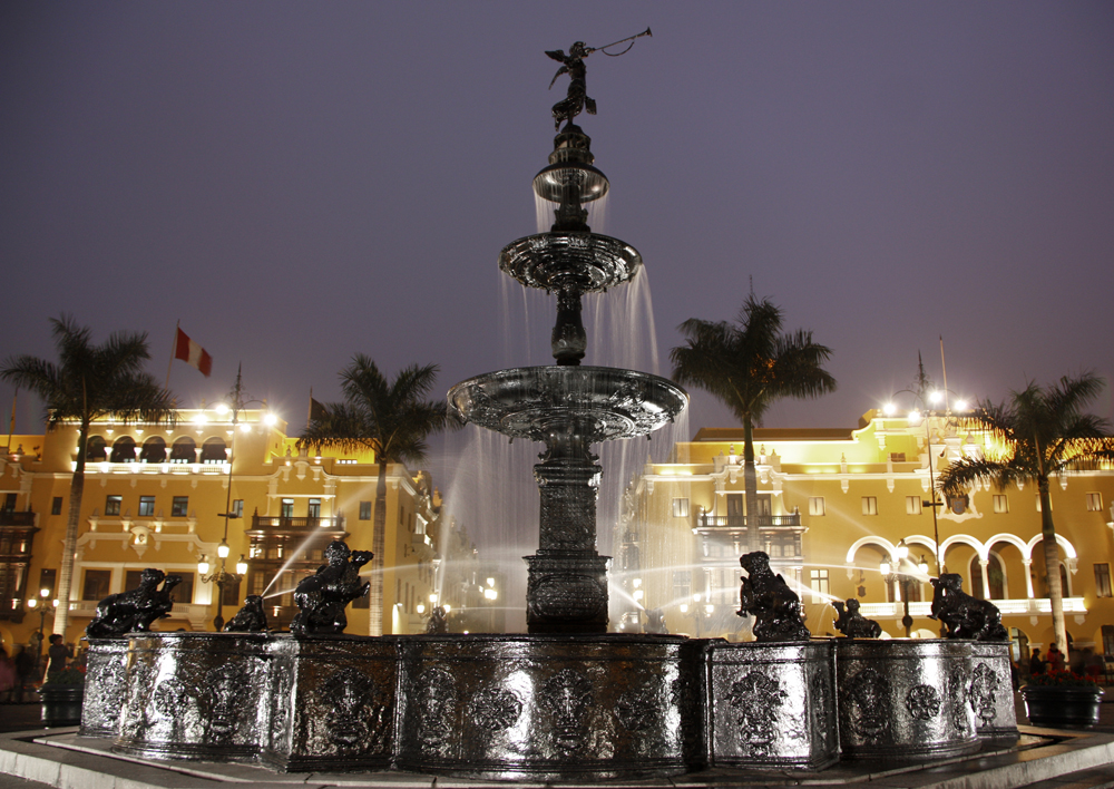 Elegant water feature surrounded by manicured greenery in the heart of Plaza Mayor de Lima.