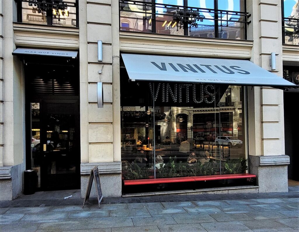 Entrance-and-front-window-of-Vinitus-Gran-Via-Madrid-restaurant